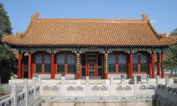 Random building near the entrance to the Tower of the Fragrance of the Buddha