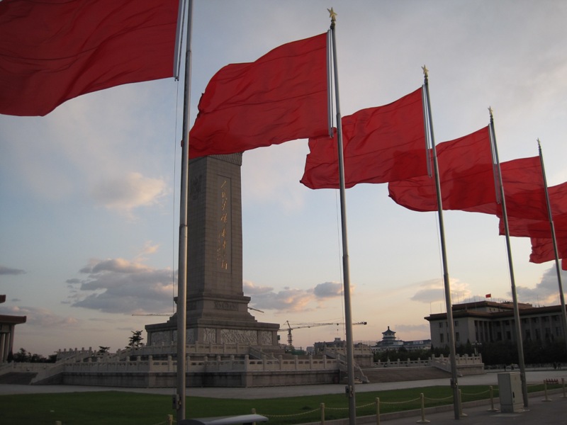 Monument to the Heores during a windy sunset