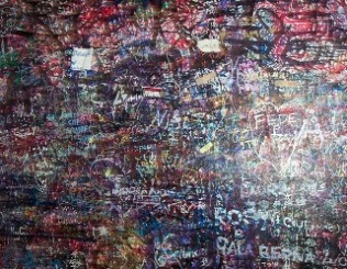 Writing on inside of walls to Juliet's courtyard